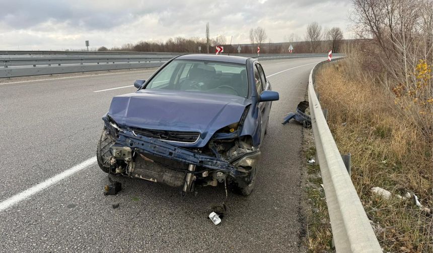 Otomobil Bariyere Girdi: 1 Yaralı