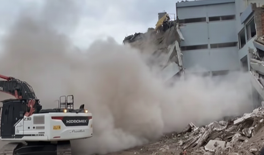 Yıkımı Yapılan Bina Çöktü, Operatör Son Anda Kurtuldu