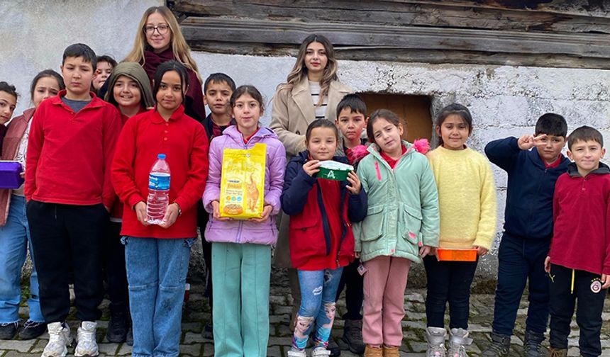 Kimilerinin Atığı Onlar İçin Mama Ve Su Kabı