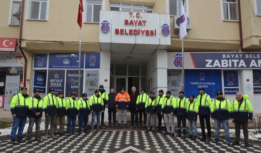 Başkan Ünlü, Sahadaki Belediye Personeline Kışlık Mont Ve Bere Verdi