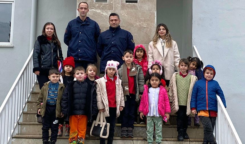 Kargı'da Öğrenciler Karakolu Ziyaret Etti
