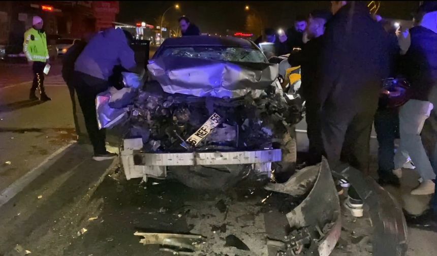 Çekiciye Çarpan Otomobil Sürücüsü Ölümden Döndü