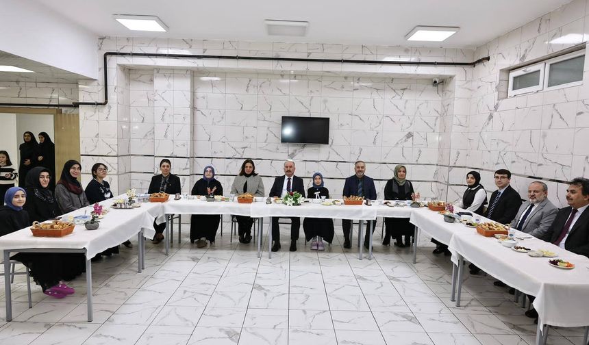 Vali Çalgan, İftarını Lalezar Kız Kuran Kursu’nda Yaptı