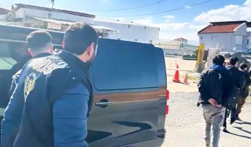 Yanı Başımızdaki Yolda 14 Göçmeni Yasa Dışı Kaçıranlar Yakayı Ele Verdi