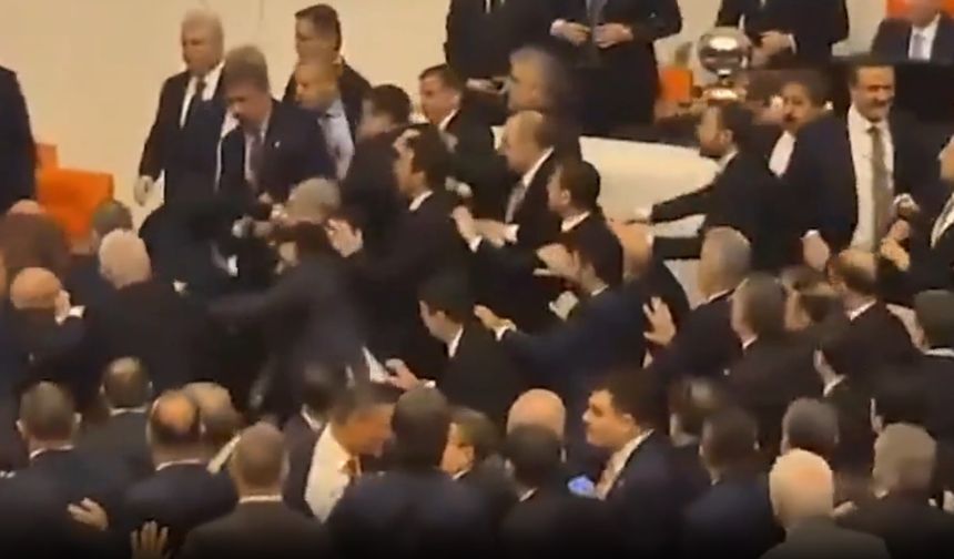 Meclis Karıştı! Yeni Bakanlar Değil Yumruklar Konuştu