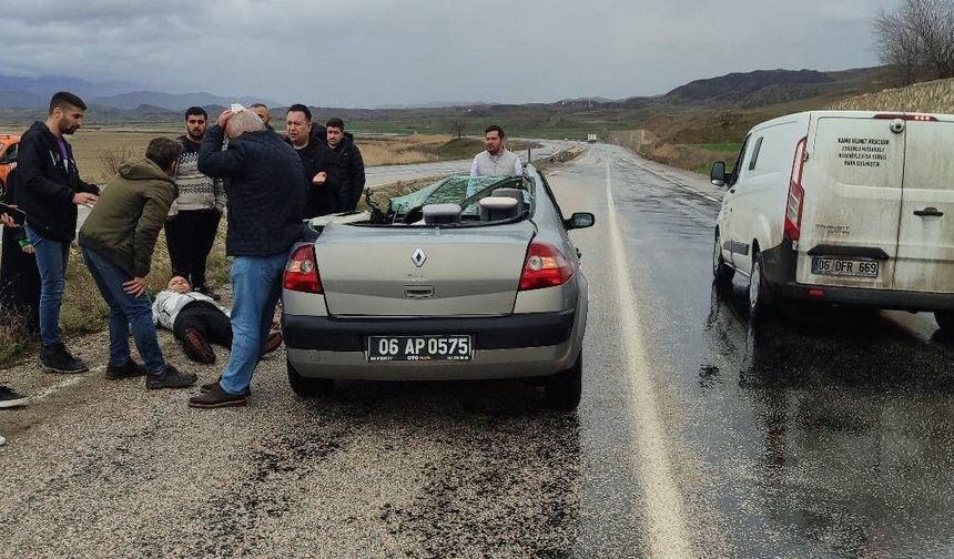 Kontrolden Çıkan TIR, Resmi Aracı Biçti: 4 yaralı