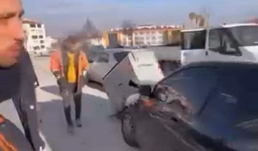 Öndeki Araca Çarpan Otomobil, Kaldırıma Savruldu