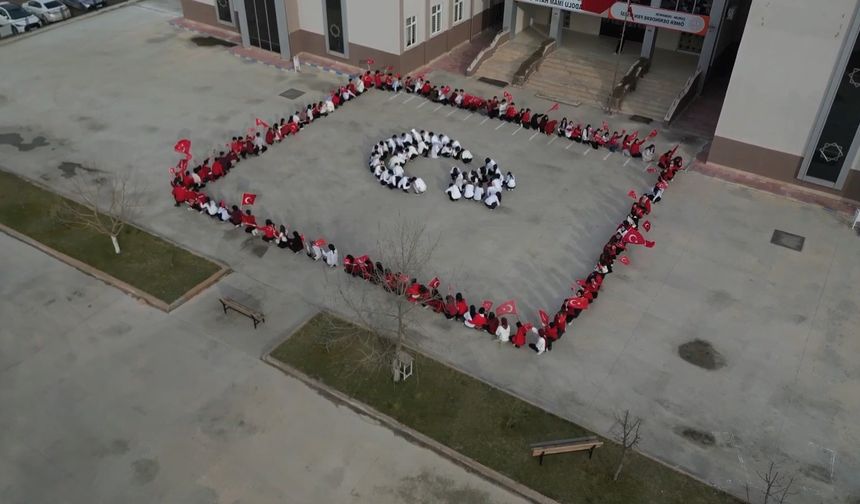 Ömer Derindere Öğrencileri Türk Bayrağı Koreografisi Oluşturdu