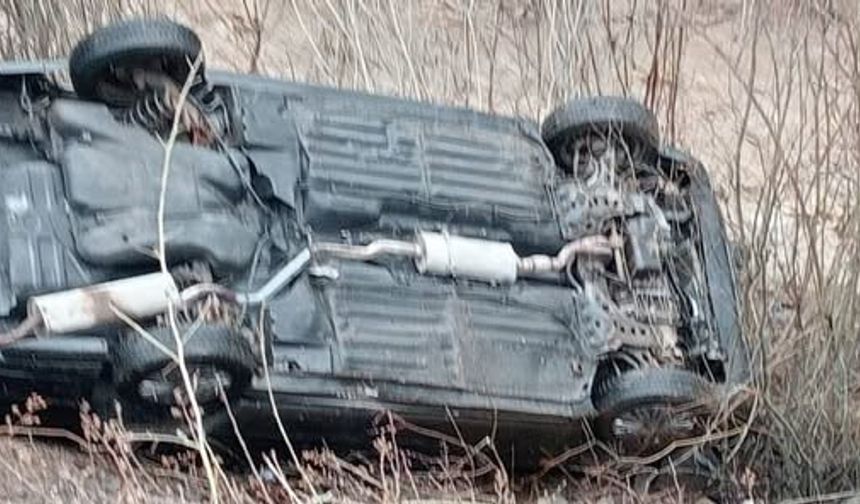 Yağışlı Havanın Etkisiyle Otomobil Çaya Uçtu: 2 yaralı