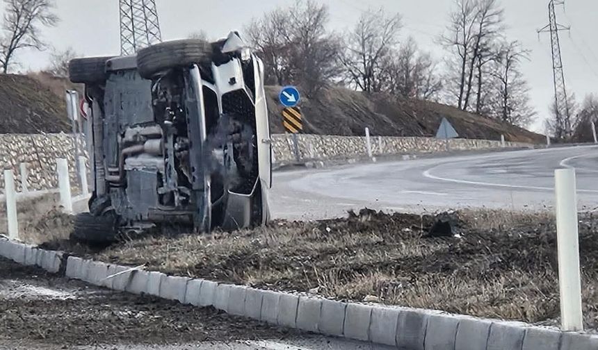 Çorum-İskilip Yolunda Korkutan Kaza: Araç Refaje Çıkıp Yan Yattı