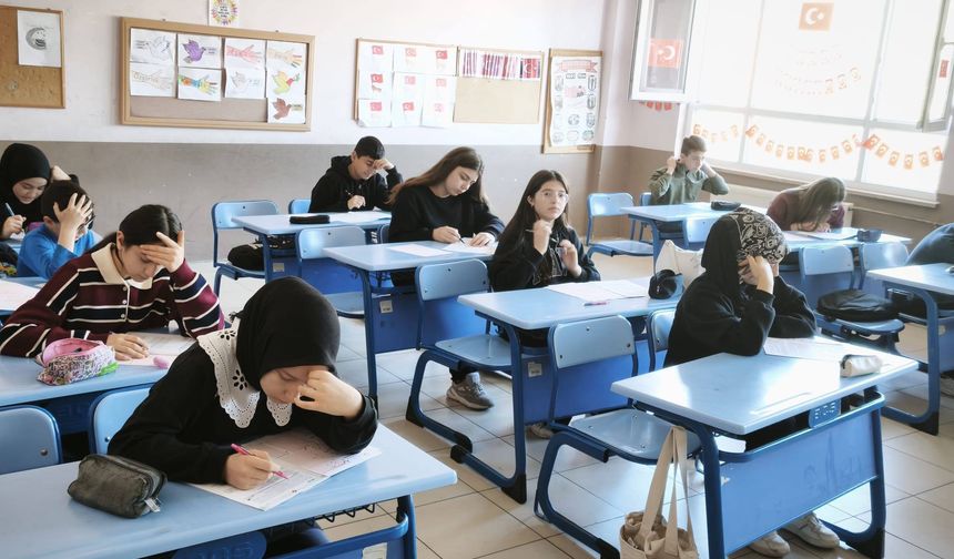 Başkan Ünlü, İlçedeki Öğrencilere Destek Sunmaya Devam Ediyor