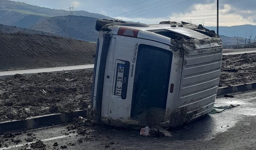 Yoldan Çıkan Hafif Ticari Araç Devrildi! Yaralılar Var