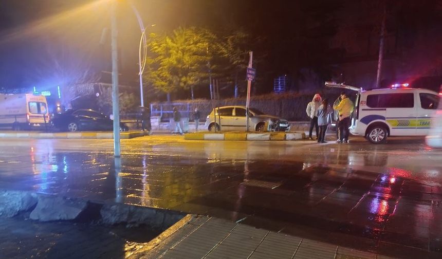 Etkili Olan Yağış Kazayı Beraberinde Getirdi! Yaralılar Var