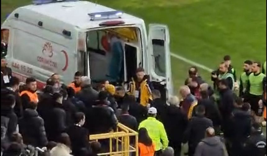 Tribünde Durumu Acil Olan Taraftar Arca Çorum FK, Ümraniyespor Maçını Durdurdu