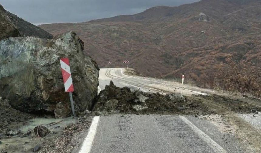 Çorum’da Heyelan Felaketi! Dev Kaya Yolu Kapattı