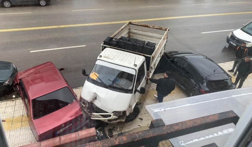 Kamyonet Park Halindeki 3 Otomobili Biçti