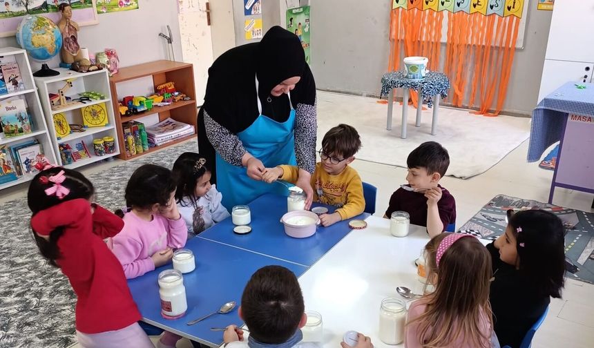 Minikler İftar İçin Kolları Sıvadı Yoğurt Mayaladı