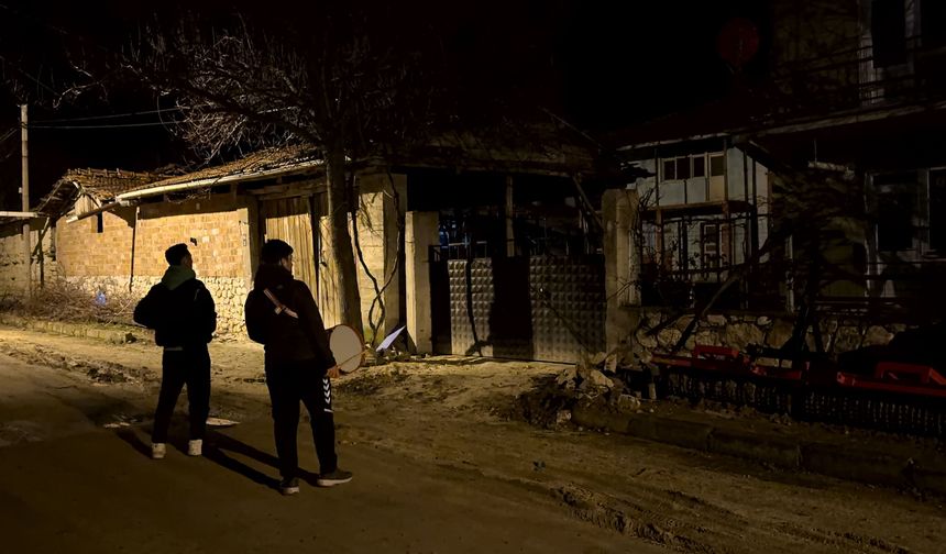 Mahalleliyi Sahurda Davulcular Değil, Gençler Uyandırıyor