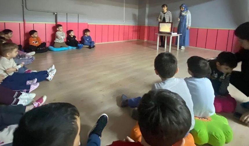 Minikler Hacivat İle Karagöz’ün Gölge Oyunu İle Buluştu