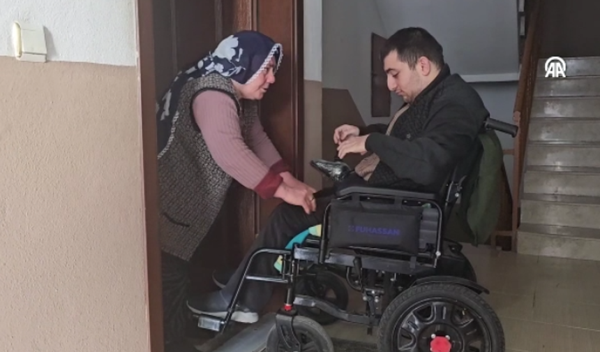 Fedakar Anne Hayatını Adadığı Engelli Oğlunun Eli Ayağı Oluyor