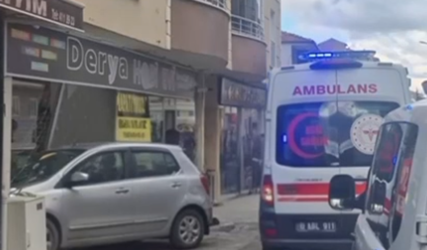 Kontrolden Çıkan Otomobil Dükkâna Daldı: 1 Yaralı