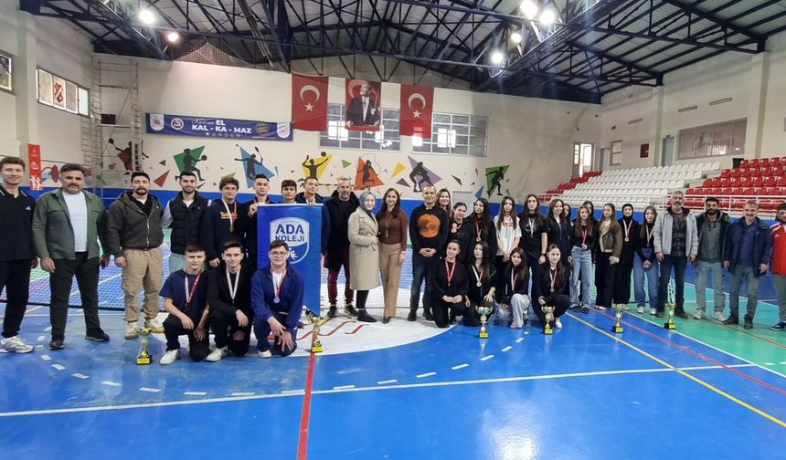 Liseler Arası Tenis Turnuvasında Kıran Kırana Mücadele!