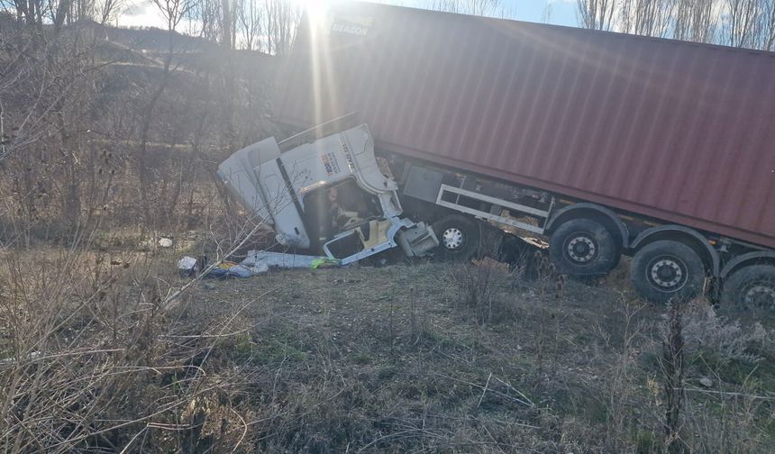 Dere Yatağına Devrilen Tırın Sürücüsü Ölümden Döndü