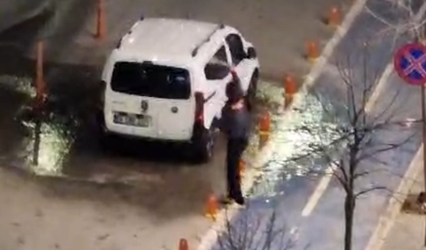 Cadde Ortasında Pes Dedirten Görüntü! Hortum Çekip Araç Yıkadı