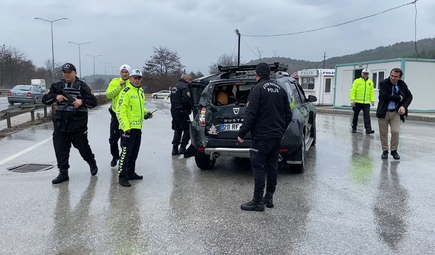 Yağışlı Hava Kazayı Getirdi: Otobüs ile Otomobil Çarpıştı