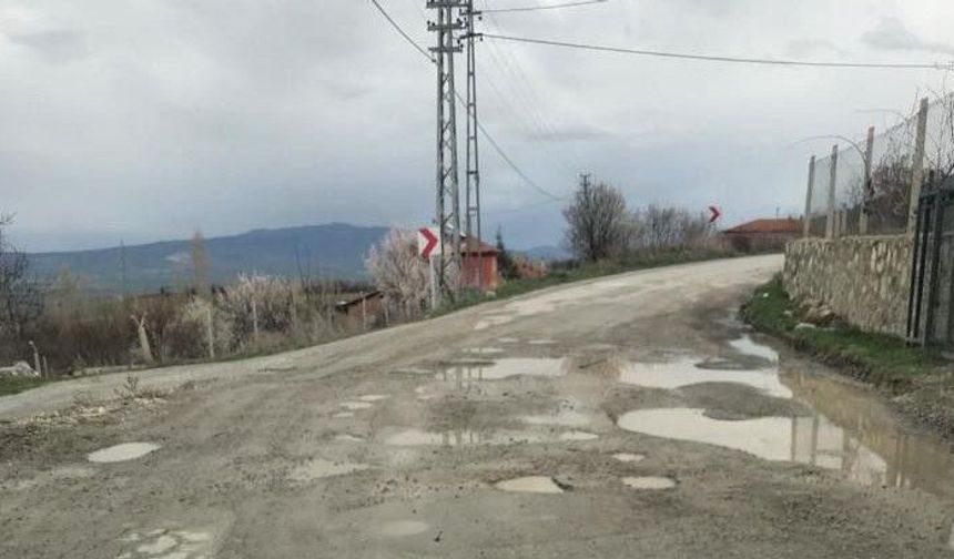 Köstebek Yuvasına Dönen Grup Yolu Tehlike Saçıyor