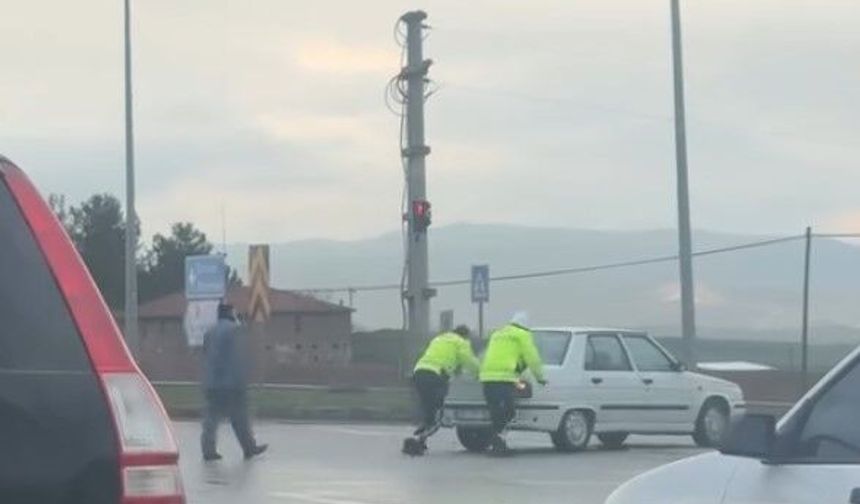 Yaşlı Sürücünün Yardımına Koşan Polis Ekipleri Yürekleri Isıttı