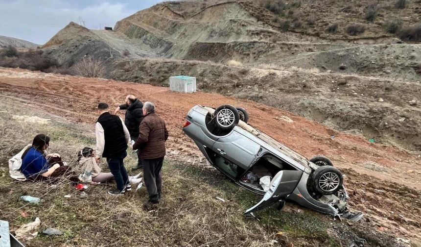 Demir Bariyerleri Aşan Otomobil Takla Atarak Tarlaya Uçtu: 4 Yaralı
