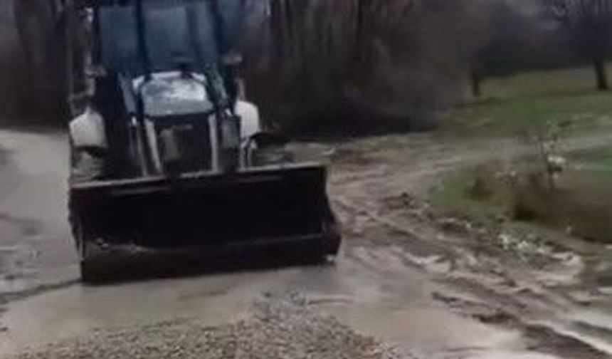 Çukurlar Oluşan Yolu Köylüler Kendi İmkanlarıyla Kapatmaya Çalışıyor