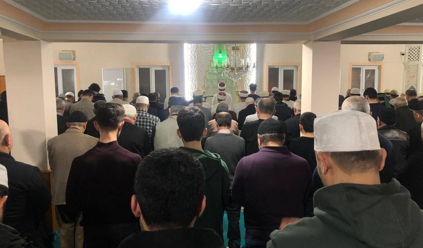 Müftü Yıldırım Ve Öğrenciler Enderun Usulü Teravih Namazı Kıldırdı