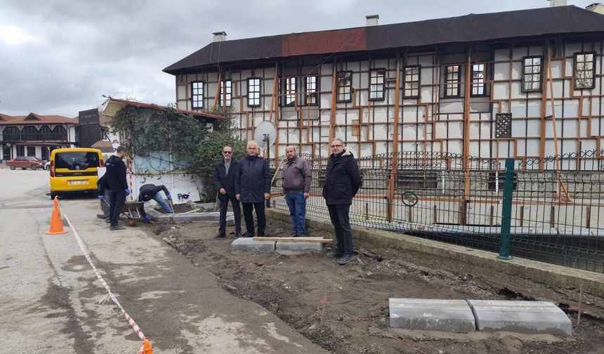 Kaldırım Yerine Yapılan Park Alanını İncelediler!