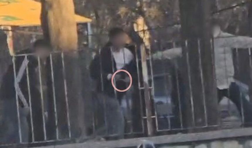 Parkta Tehlikeli Gerginlik! Gençlerin Bıçaklı Tehditli Kavgası Kamerada