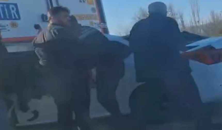 TIR’a Ok Gibi Saplanan Araçta Can Pazarı