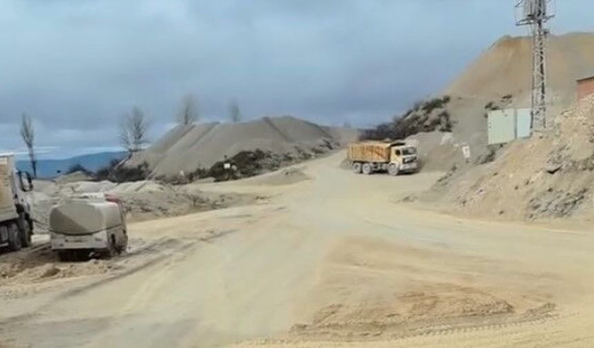 Yıllardır Bitmeyen Yol Çilesine Köylüler İsyan Etti