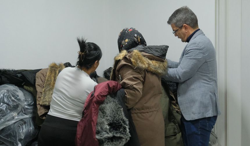 Hayırsever Esnaf Ve Eşinden Yürekleri Isıtan Hareket