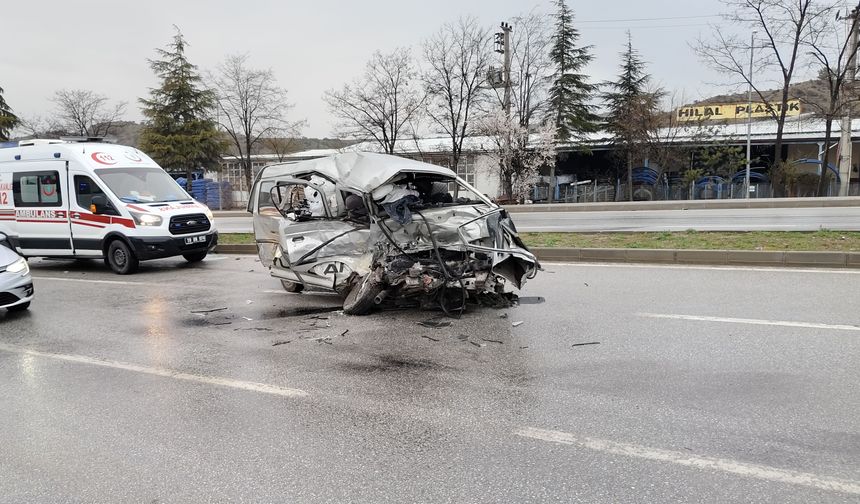 Feci Kazada Kamyonet Sürücüsü Kurtarılamadı
