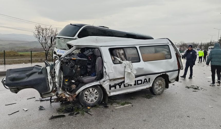 Faciadan Dönüldü! Yolcu Otobüsü İle Kamyonet Çarpıştı 7 Yaralı