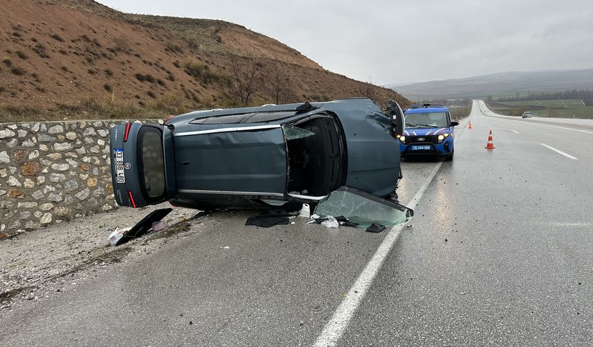 Trafik Levhasına Çarpan Otomobil Devrildi: 5 Yaralı