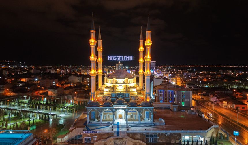 "Bin Aydan Daha Hayırlı" Kadir Gecesi’ni Yarın İdrak Edileceğiz