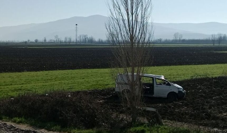 Panelvan Tarlaya Uçtu: 8 Yaralı