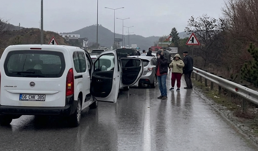 6 Araç Birbirine Girdi! Samsun Yolunda Zincirleme Kaza