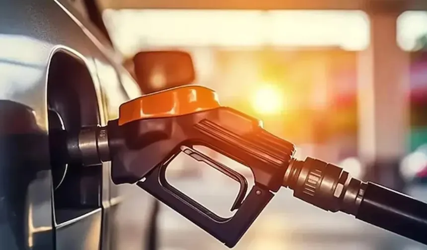 Akaryakıta Yeni Zam! Gece Yarısı Tabelalar Değişti: İşte Yeni Rakamlar