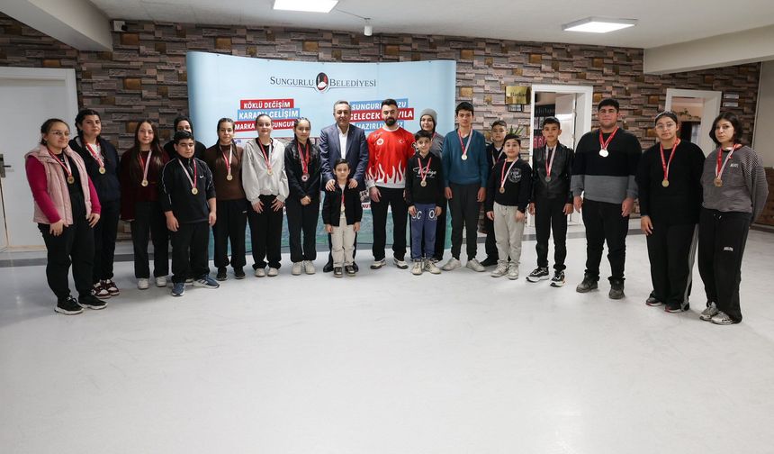 Başkan Dere, Genç Sporcuları Ağırladı