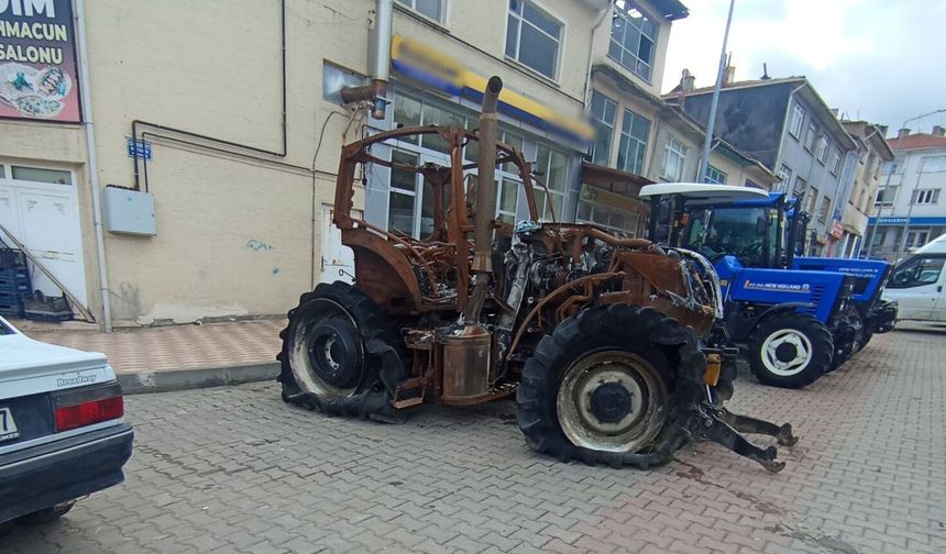 Küle Dönen Traktörüyle, Bayi Önünde İsyan Etti!