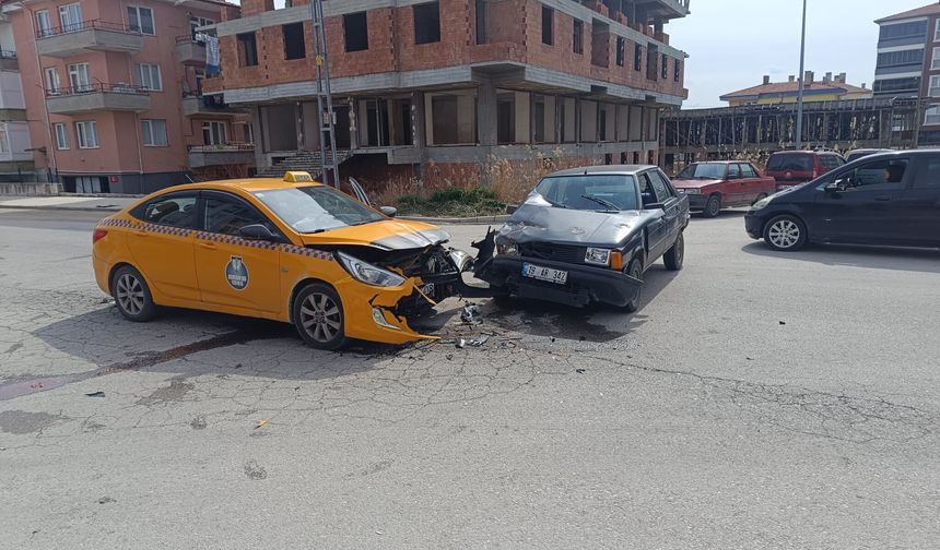 İki Otomobil Çarpıştı! Şans Eseri Yaralanan Yok