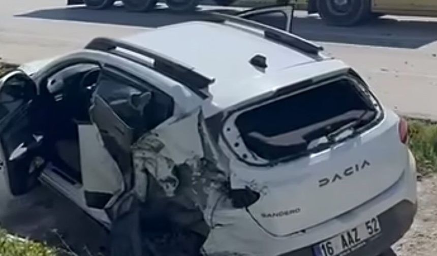 Minibüs İle Otomobil Birbirine Girdi! Yaralılar Var